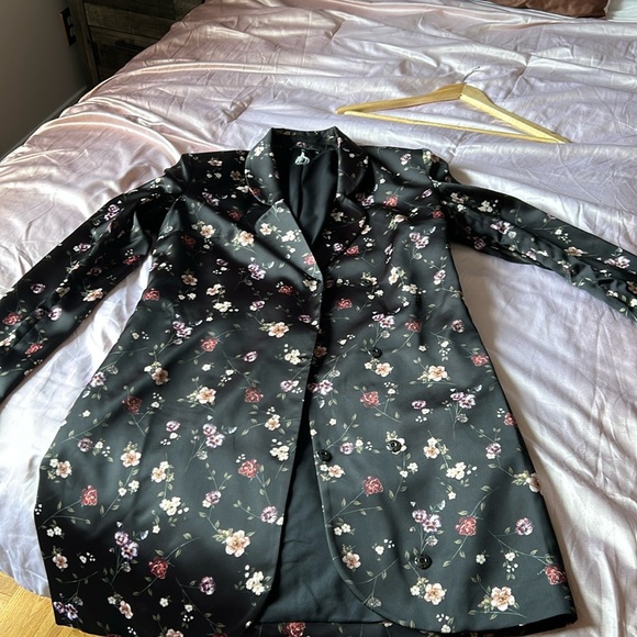 Beautiful dress by Guess wore it only once - Picture 3 of 3